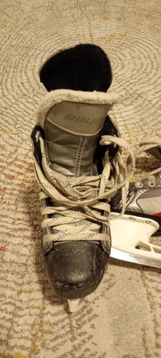 Crosa hochei portara CCM Junior si patine Bauer