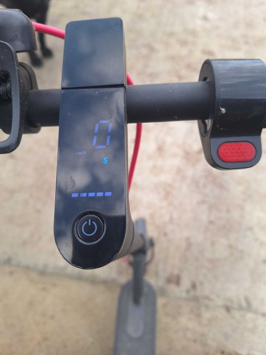 Vând trotinetă electrică.