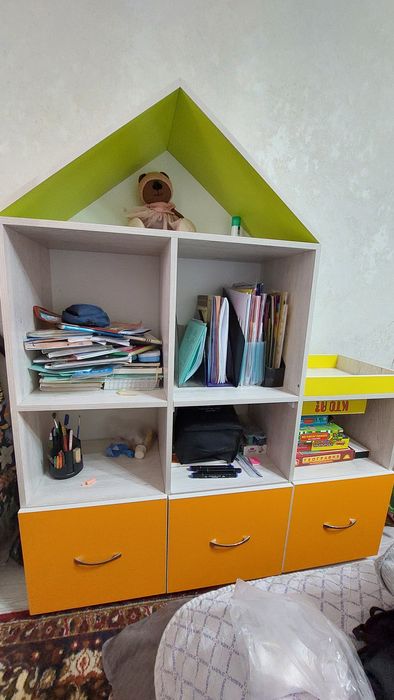 Книжная полка в виде домика