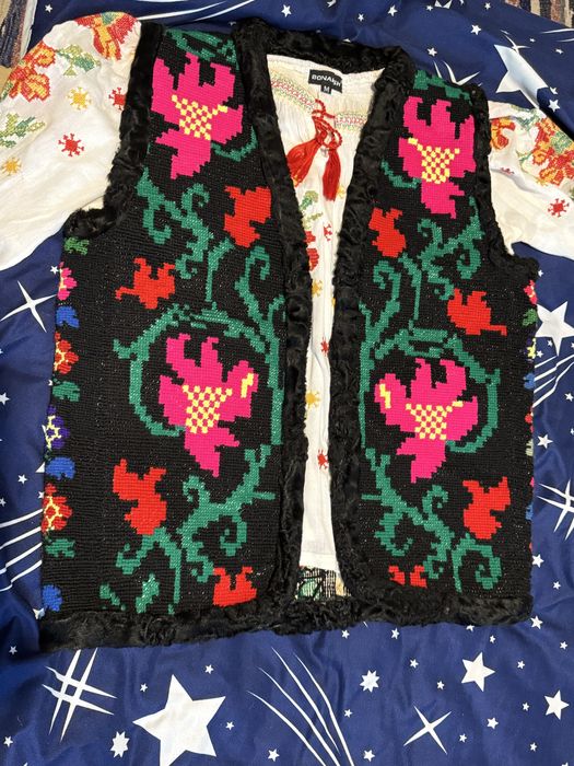 Vesta traditionala lucrata manual ,unicat , margini din lana