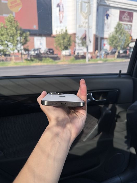 Iphone 15 pro max bir qol ozimiki sotiladi
