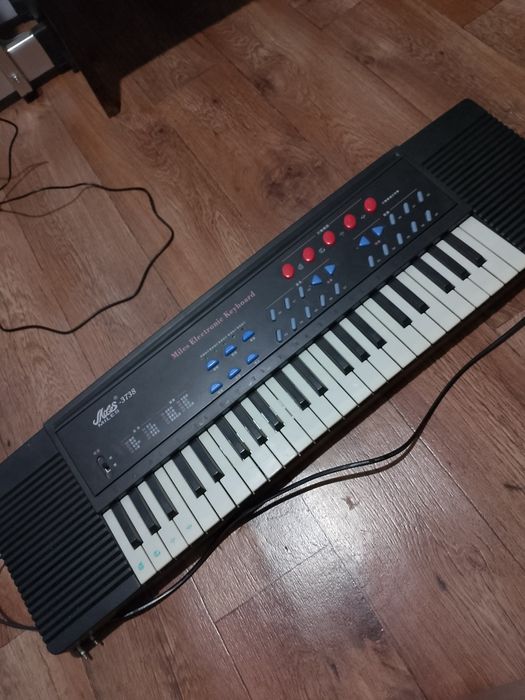 Продаю синтезатор