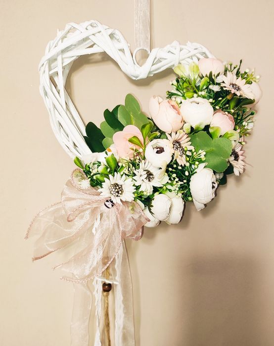 Великденски и пролетни декорации-венци,панери