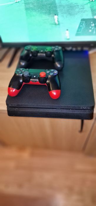 Vând ps4 slim în stare excelenta