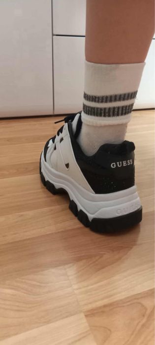 Продавам маратонки GUESS, оригинални