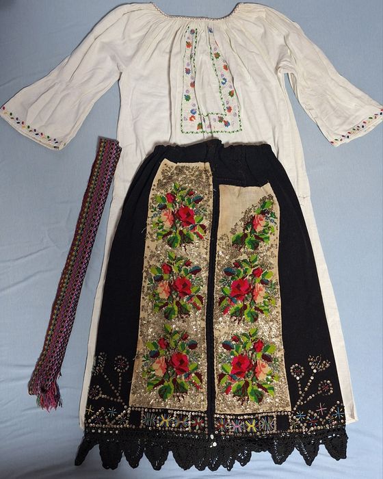 Costum tradițional vechi