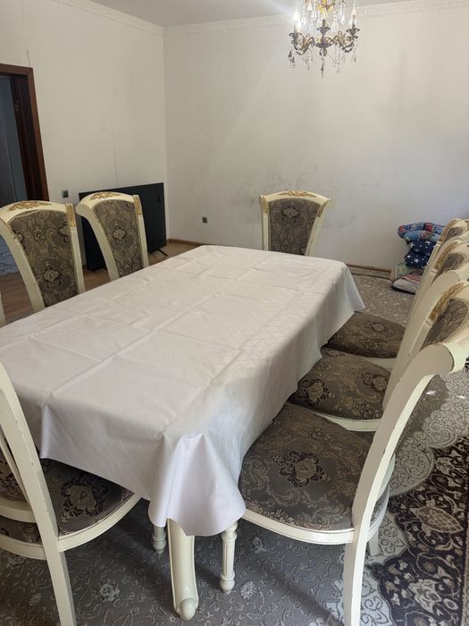 Стол со стульями