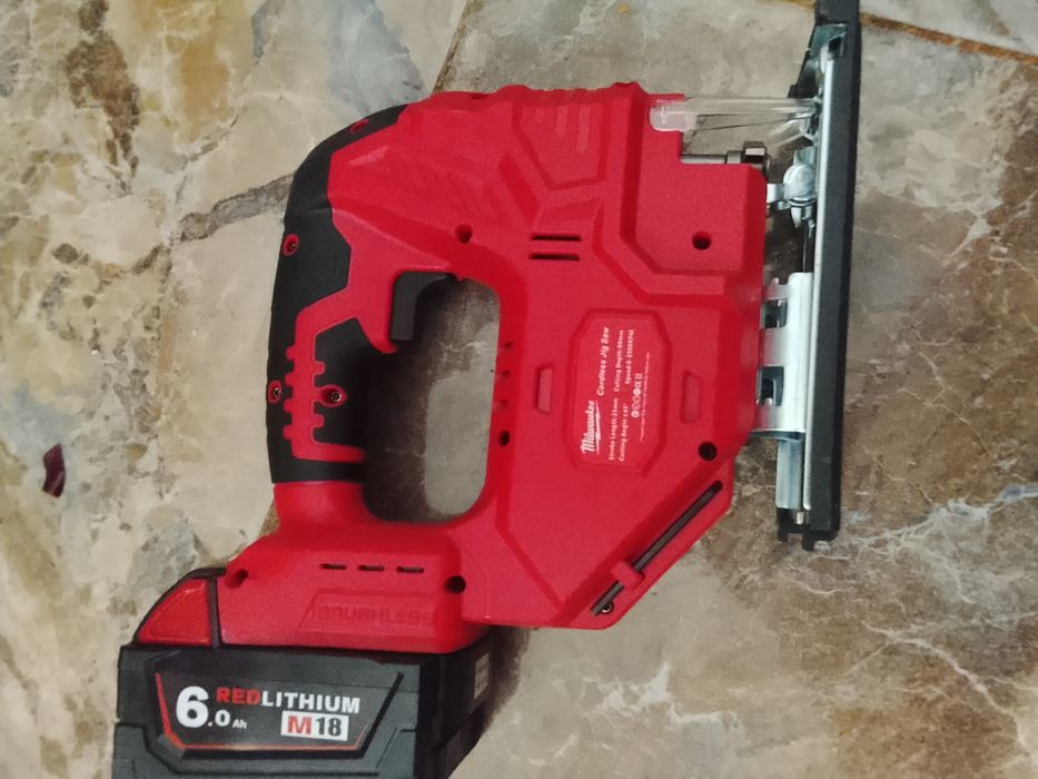 Fierestrău pendular Milwaukee cu acumulator de 6a