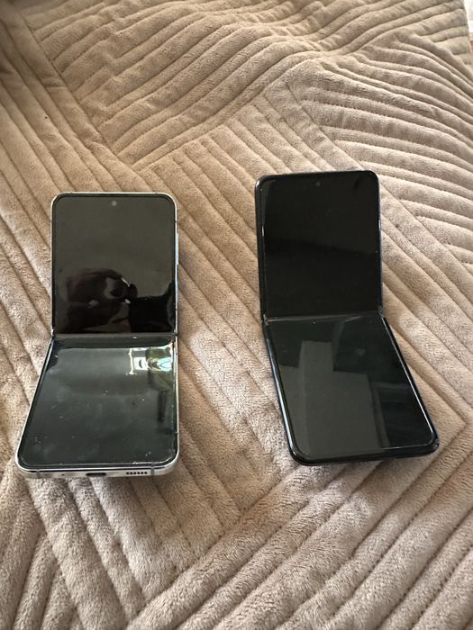 два смартфона Samsung Galaxy Z Flip