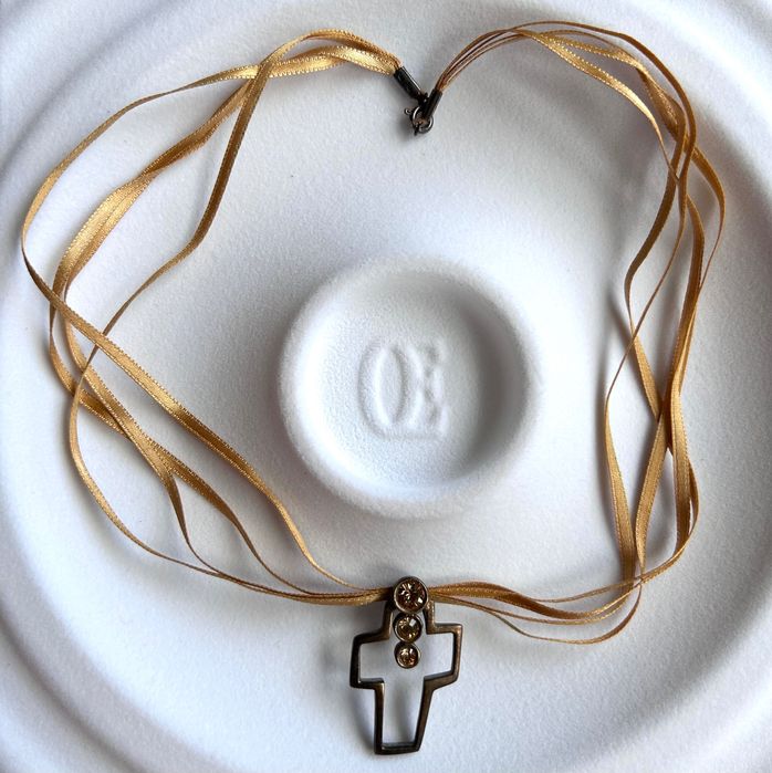 Елегантно арт колие с кръст в златисто