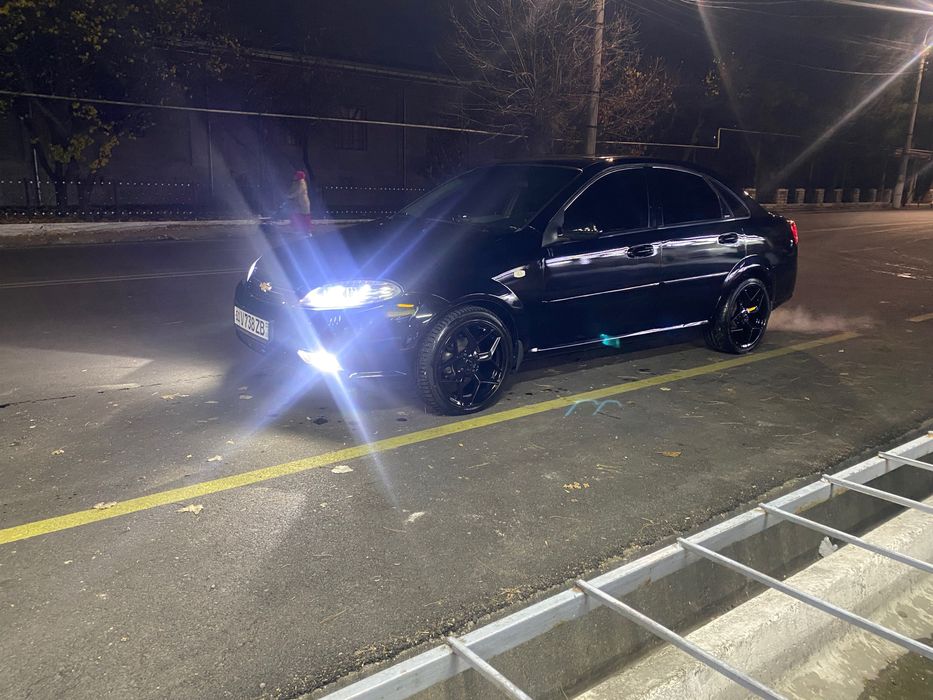 Ласетти 1.8 сотилади