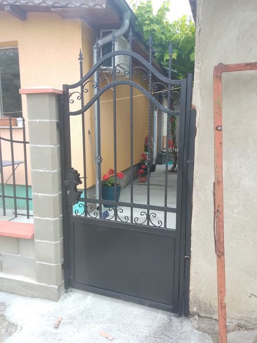 Метални и ковани врати