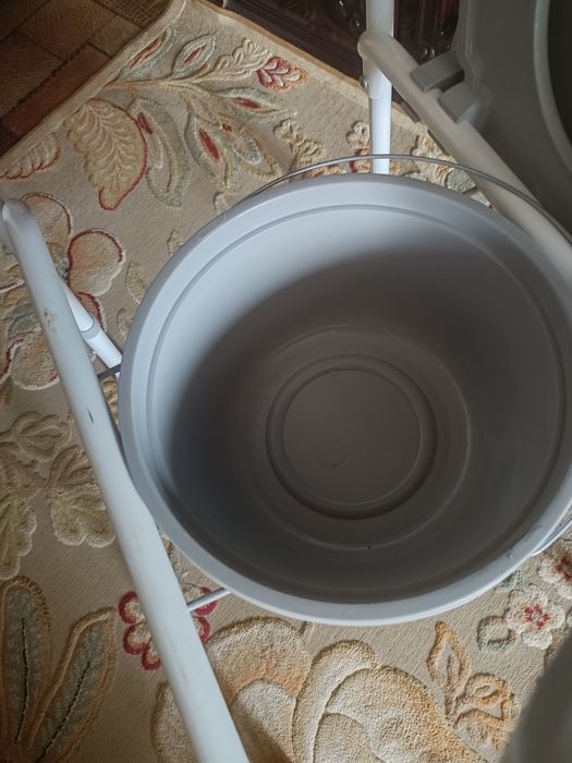 Продам санитарное кресло новое