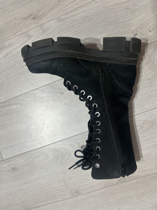 Ghete piele intoarsă, negre, talpă groasă, fermoar, șiret