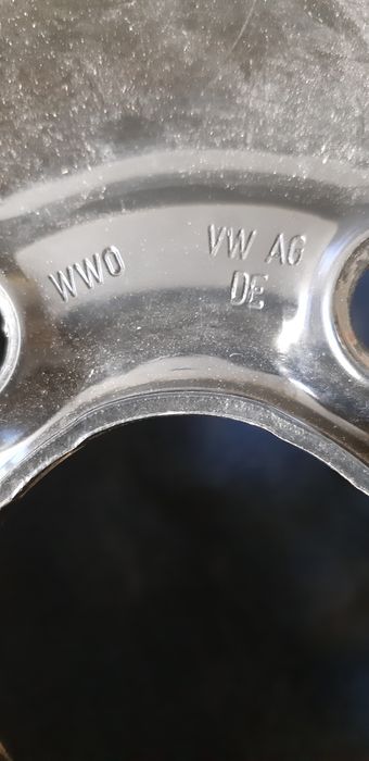 Новая шина с  диском на авто