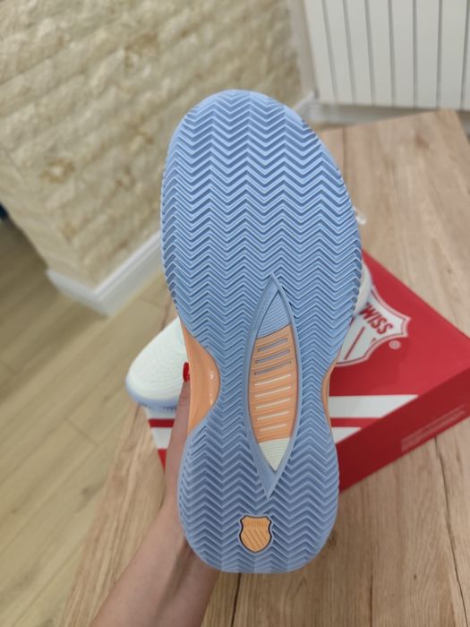 Vând adidași k-swiss, noi cu eticheta, marimea 42.