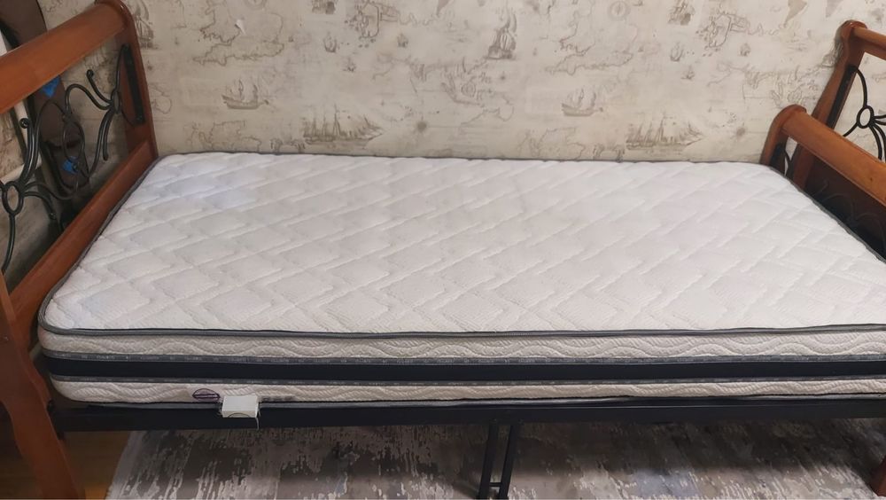 Кровать с матрасом