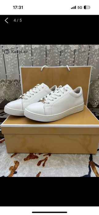 Белая кроссовка