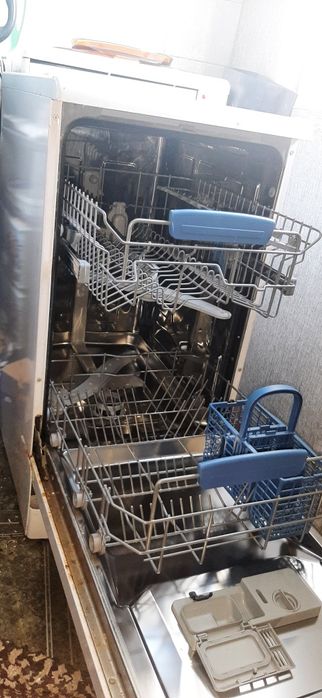 Съдомиялна Indesit (45 см) – Отлично състояние, работи перфектно