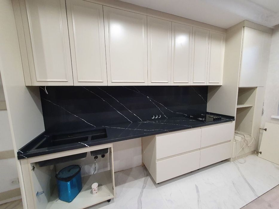 Stoleshnica,iskustvennyi tosh,kvarc,akril,granit,mramor