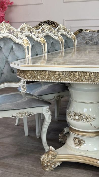 Стол и стулья в гостиную