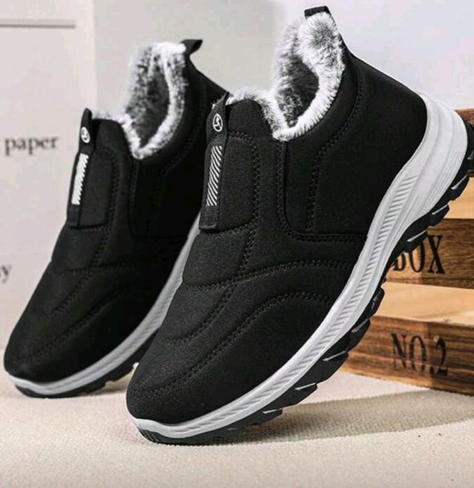 Vand ghete sport imblanite nou noute marca Shein marimea 44.
Au talpa