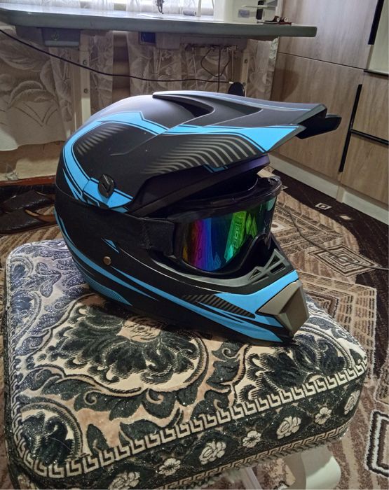 Шлем Эндуро вместе с очками