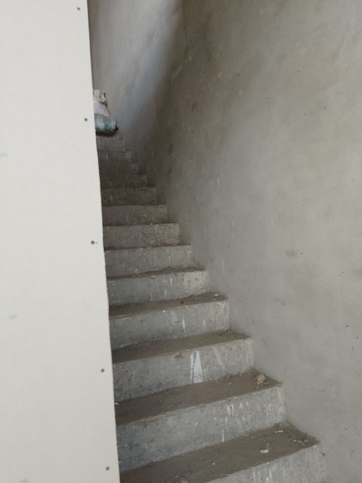 Срочна продается магазин на карвон базаре на втором этаже в дол дороге