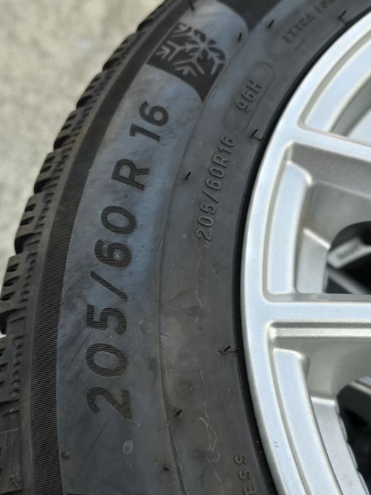 2 Броя 205/60/16 Michelin 7,6mm 2021DOT