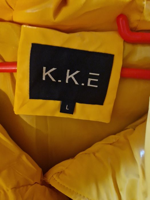 Geaca galbena noua , masura L , pret 300 lei plata in cont