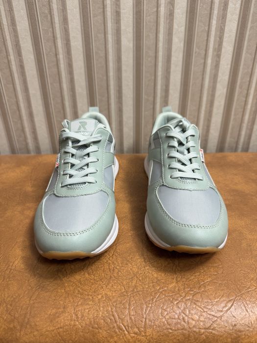 Продам кроссовки