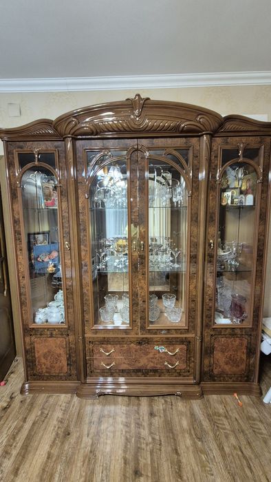 Мебель в гостинную: комод и сервант