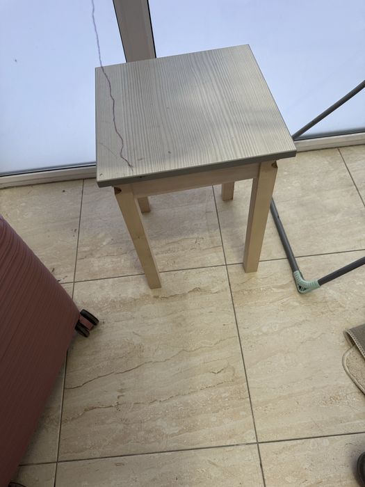 стол стулья и вешалка