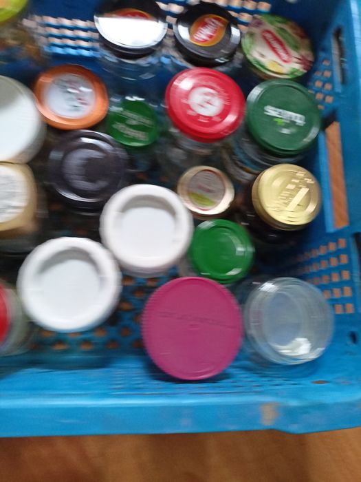 Металлическая этажерка  и банки