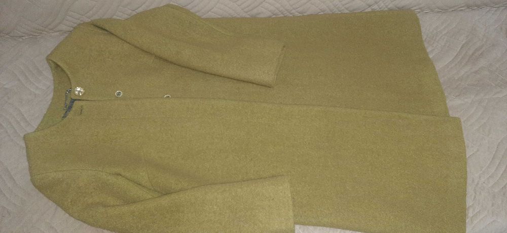 Женское пальто оливкового цвета