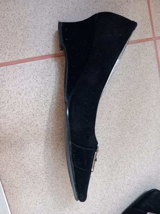 Vând pantofi din piele întoarsă.