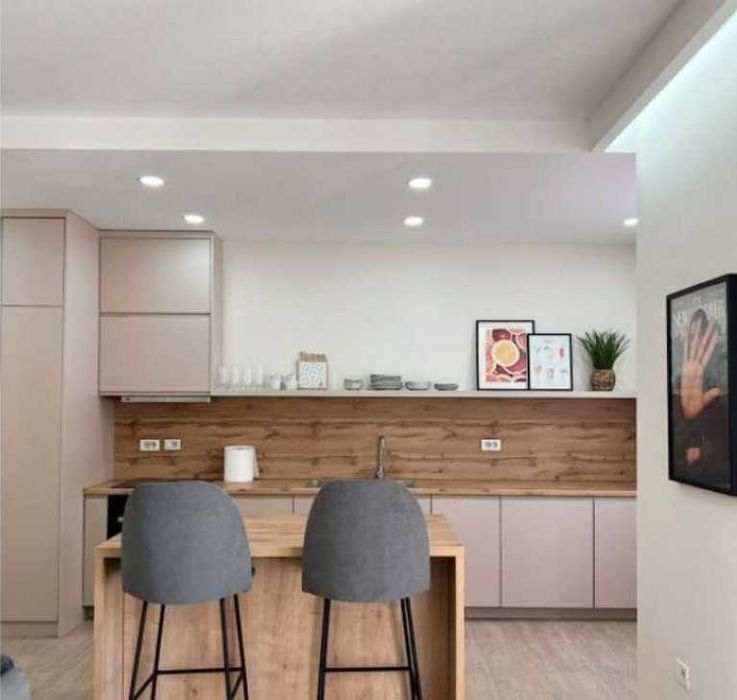 Продавам тристаен апартамент в Дружба