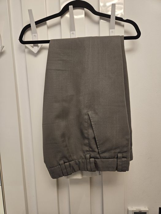 Pantaloni barbati la dunga de stofa gri

Măsurătorile sunt in fotogra