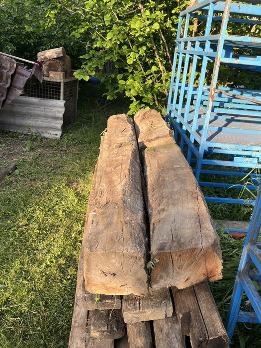 Grinzi uscate de stejar de peste 100 ani.