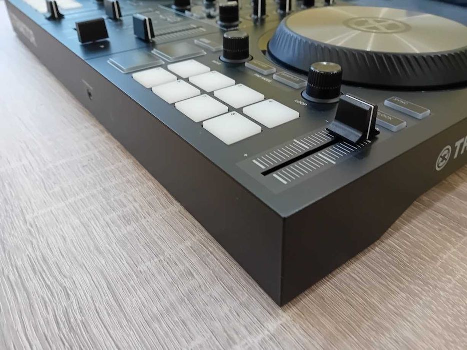 DJ контролер Traktor Kontrol S2 MK3