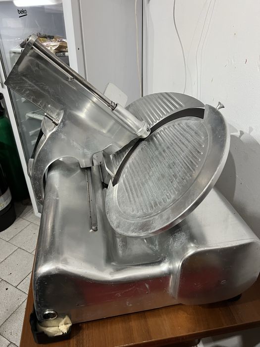 Професионална колбасорезачка