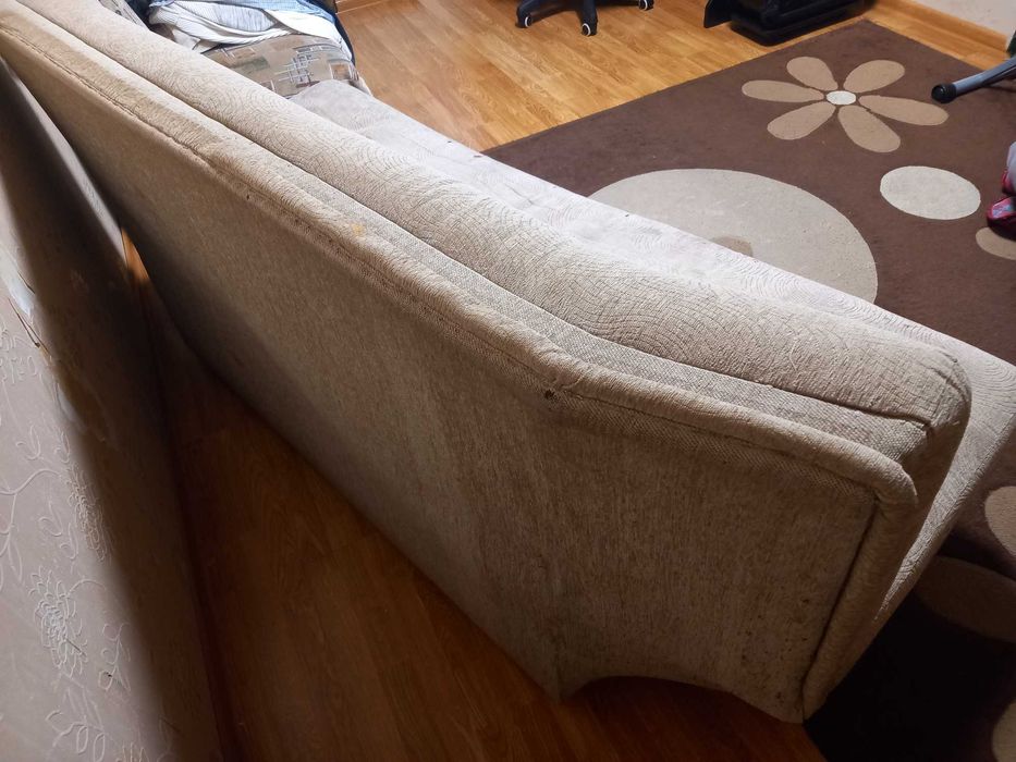 Диван и два кресла.