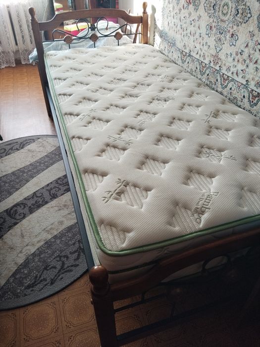 Продам две  кровати с матрасами