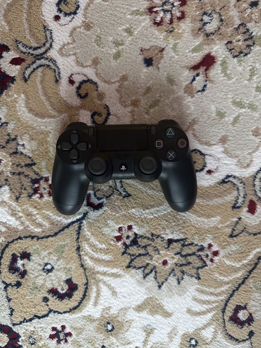 Продам Sony PlayStation 4 Slim + 2 джойстика