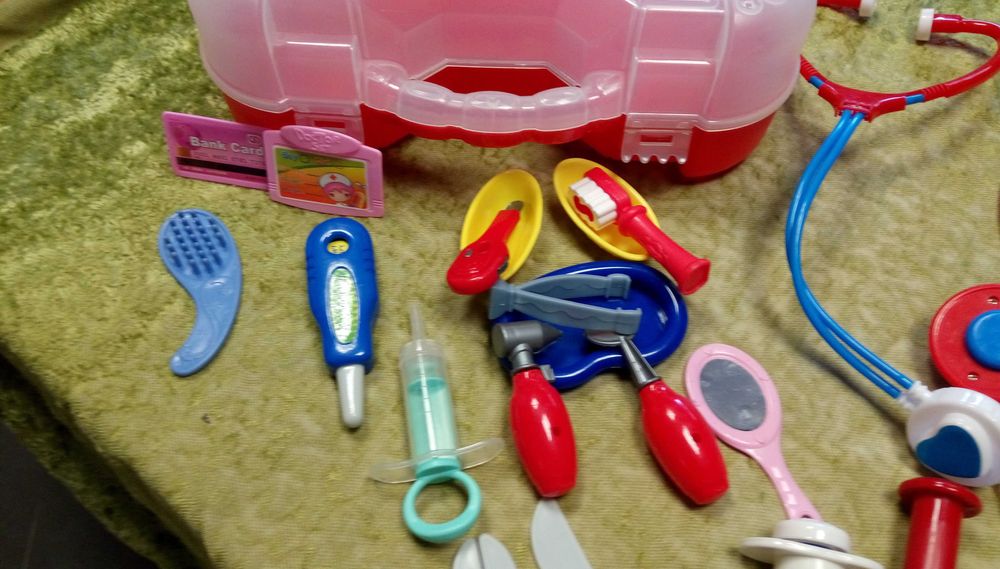 Играчки в кутия за ”чичо доктор” - медицински принадлежности