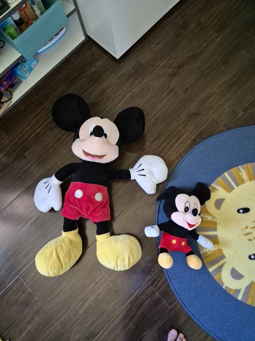 Vand plusuri Mickey unul 60 cm, celalalt 35 cm, amândouă 80 ron