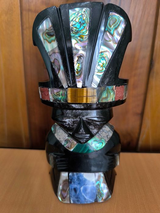 обседианови статуетки на слънцето и луната