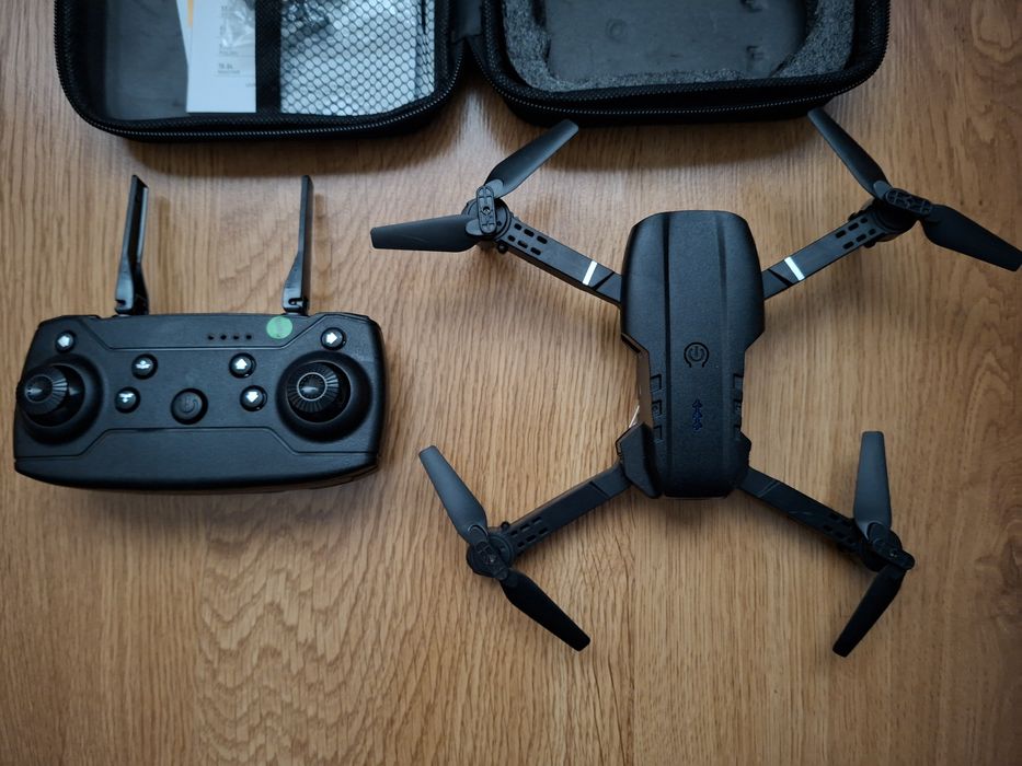 Drona  cu camera  E99 Pro nou la cutie + 2 baterii  si elici de rezerv