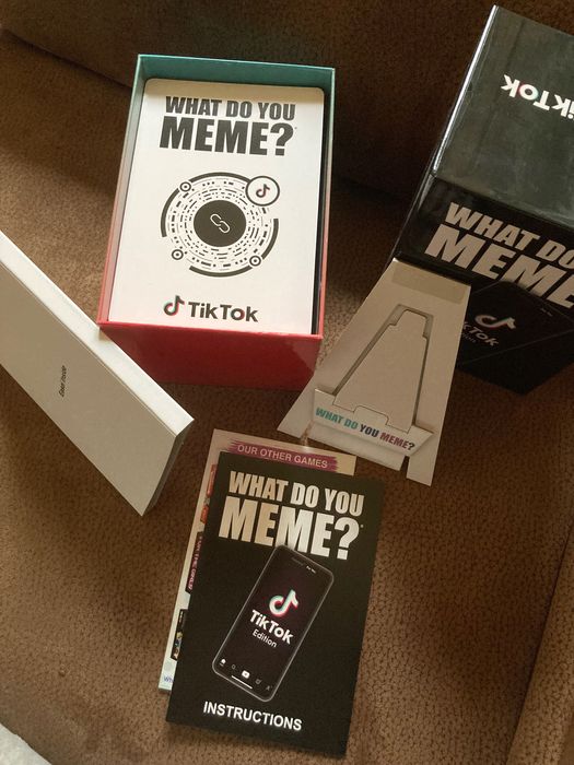 Настолна игра What Do You Meme? (TikTok Meme Edition) - Парти игра
