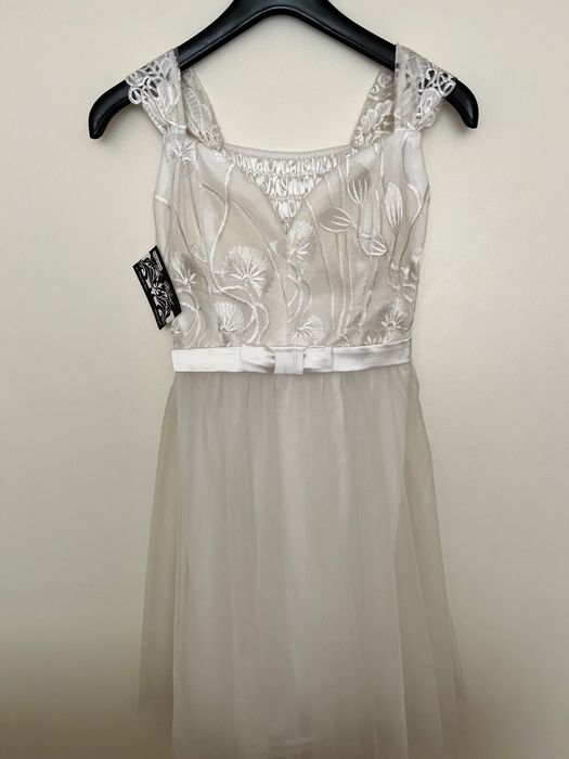 Чисто нова официална рокля